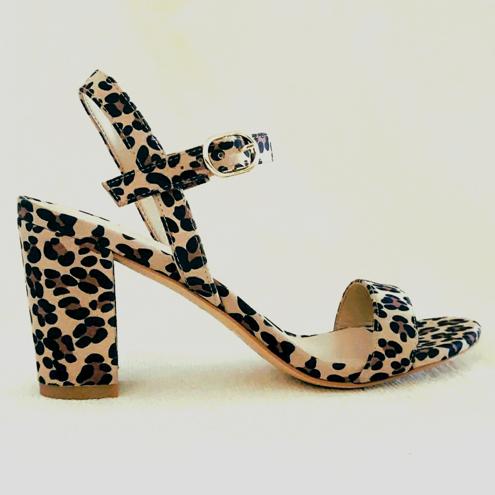 Stuart Weitzman Dancer 75 Block Sandal. Golden Beige Spotted Cheet. Size 5 B